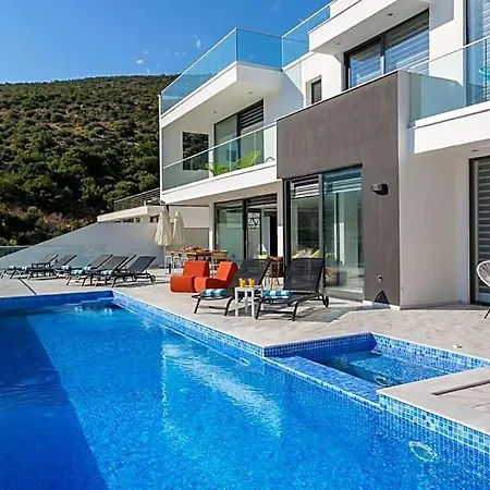Sleeps 10 Pool Air Con Wifi Willa