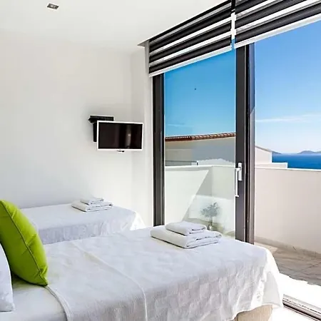 Sleeps 10 Pool Air Con Wifi Villa